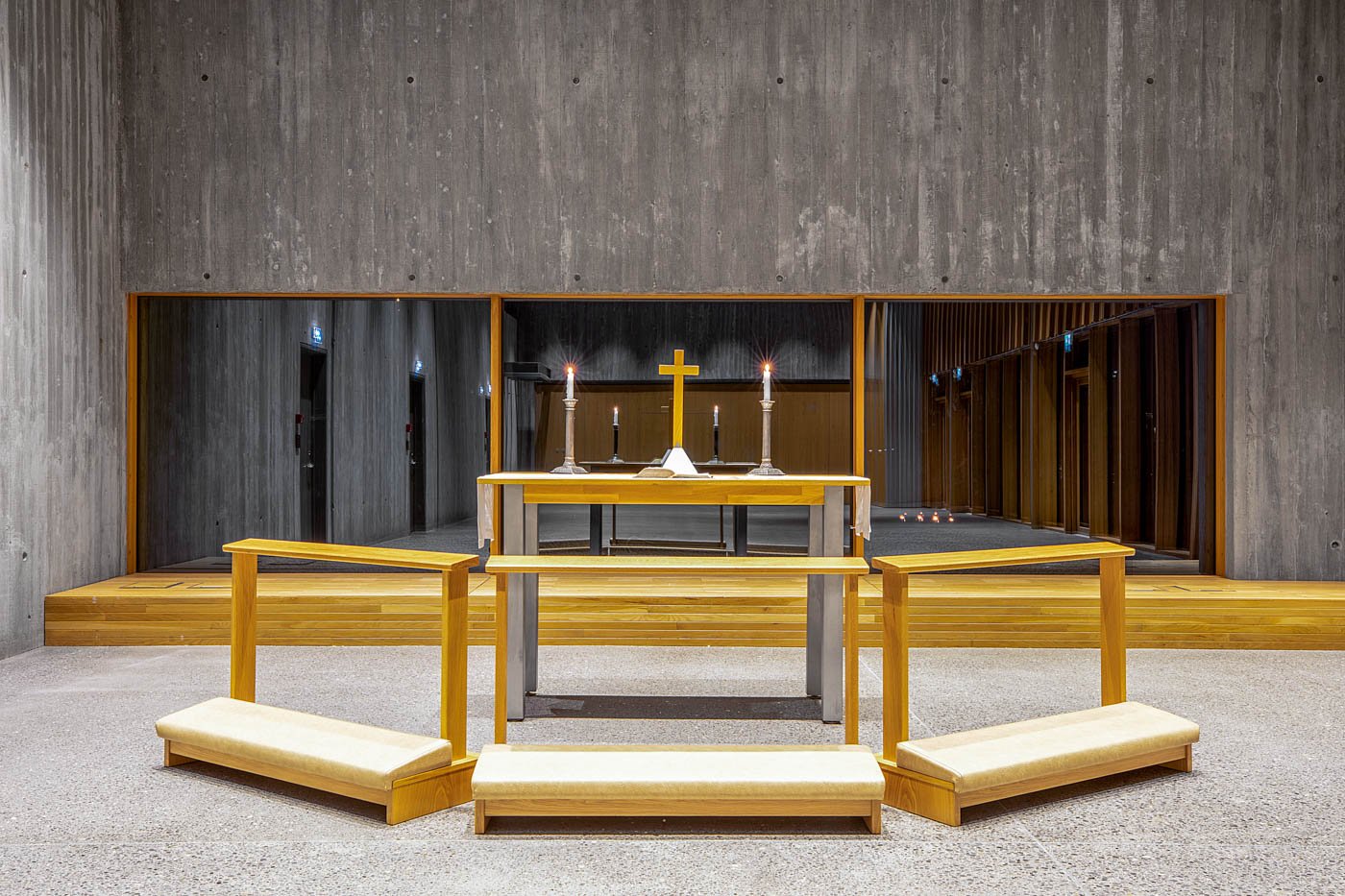 Altarið og krossinn í Ástjarnarkirkju.